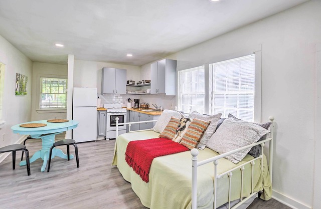 Quaint Leeds Studio w/ Yard ~ 18 Mi to Birmingham!