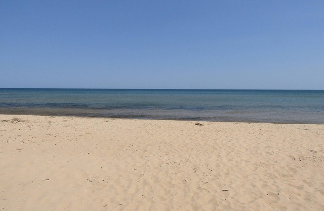 Quaint Little Cottage in Oscoda with Internet and near Lake Huron access!