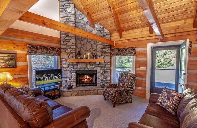 2BR / 2BA Cabane pittoresque en bois rond dans un endroit magnifique entre Boone et Banner Elk, à proximité des pistes de ski, cheminée à gaz, lit king size, table de baby-foot, console de jeu