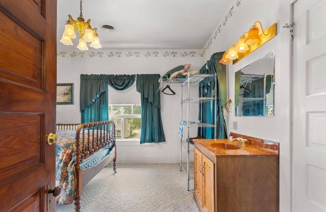 Quaint Mansion - Downtown Danville Centrally located