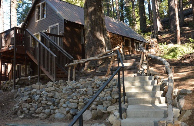 Cabane de montagne pittoresque à l'entrée du parc national de Yosemite