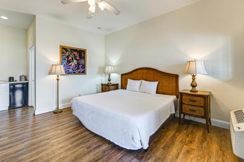 Quaint Naples Studio with Community Fitness Center