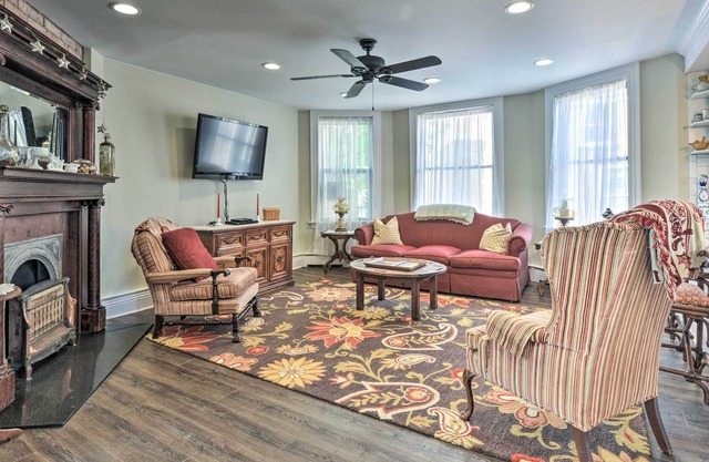 NEW! Quaint Pittsburgh Pad w/ Deck: 5 Mi to Dtwn!