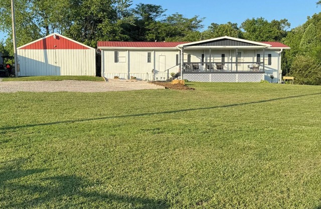 Quaint quiet mobile home 2 miles from Holly Creek marina! Just remodeled!!
