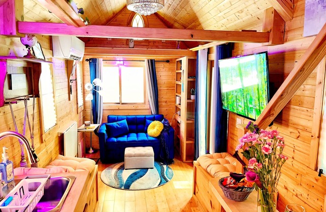 Quaint & Spacious Tiny House: Gorgeous Decor, Near ATL Airport, Midtown & Sports