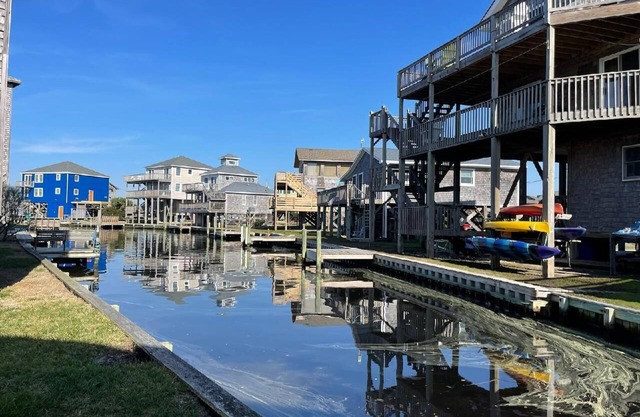 Quaint Waterfront Cottage. Quick walk to the beach