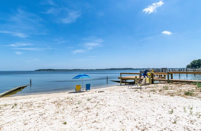 Maison pittoresque au bord de l'eau avec plage privée