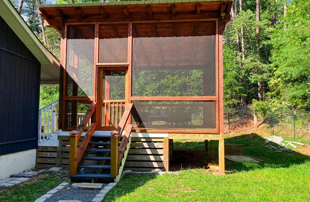 Quaint wooded escape with wraparound deck, firepit & fast WiFi - dog-friendly