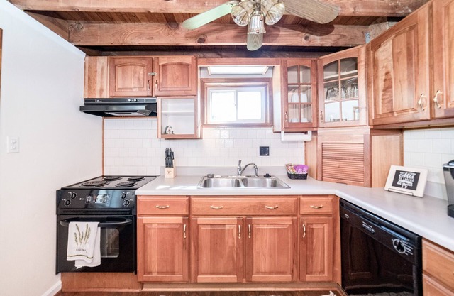 Quaker Cottage - sleeps 6 (2bd,1ba)