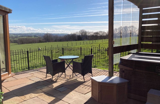 Quakerfield Lodge, with private hot tub Fabulous views, dogs welcome