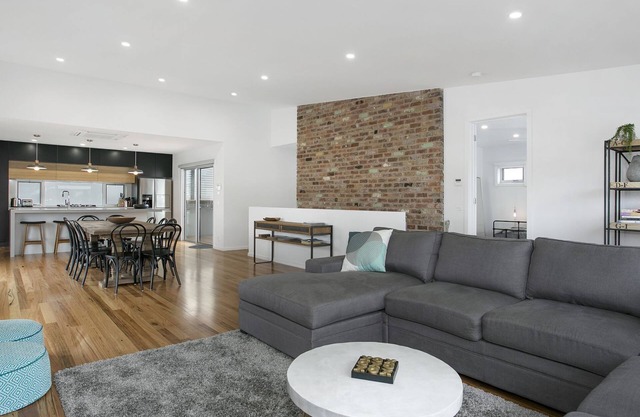 LOGEMENT DE QUALITÉ SEULEMENT À 200M DE LA PLAGE ET DU CENTRE VILLE !!! - 82A Orton Street