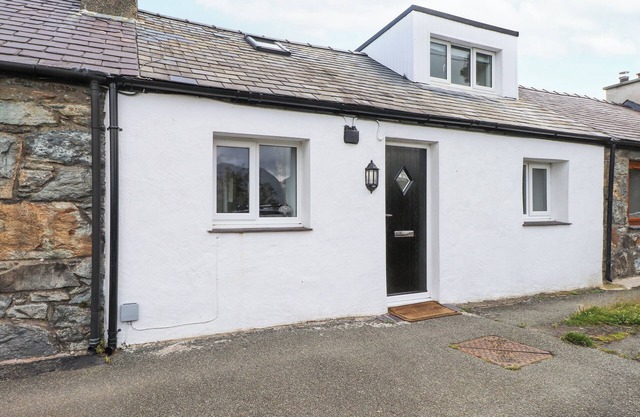 QUARRY COTTAGE, family friendly, with open fire in Bethesda