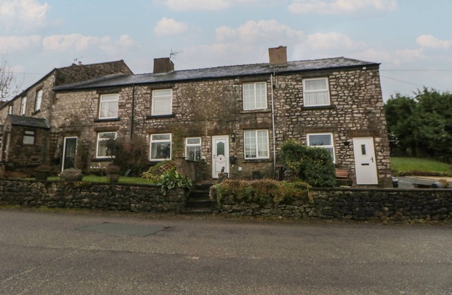 QUARRY COTTAGE, pet friendly, with a garden in Buxton