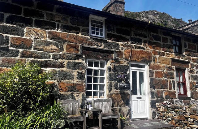 QUARRYMAN'S COTTAGE, pet friendly, with open fire in Beddgelert