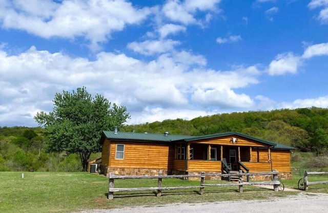 Quarter Circle Cross Bunkhouse-COUNTRY LIVING!