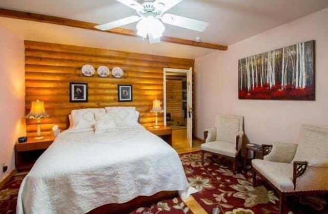 Quarter Horse Inn - Heather Room | Historic Inn | Fireplace | Walk to Downtown & Rail Station