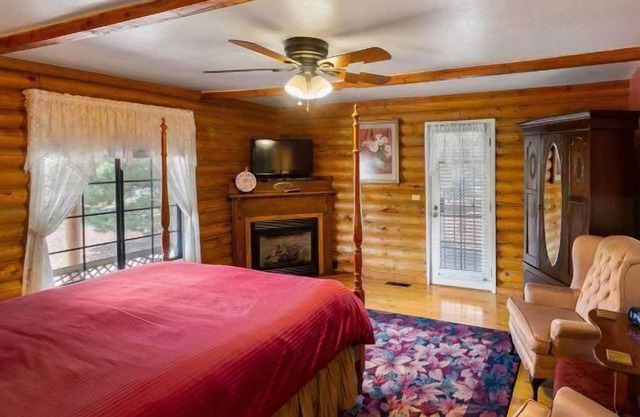 Quarter Horse Inn - Rose Room | Historic Inn | Fireplace | Walk to Downtown & Rail Station