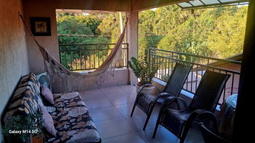 Quarto com varanda e cozinha e entrada independente