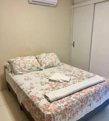 Quarto e sala bem localizado