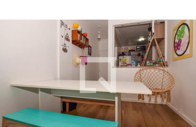 Quarto individual para mulheres com banheiro e frigobar
