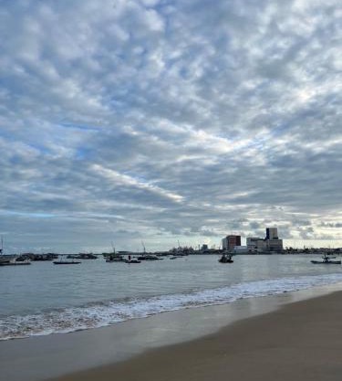 Quarto privativo na Av Beira mar apto familiar