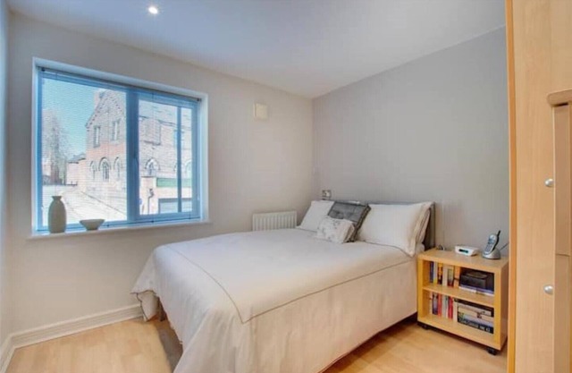 Quayside apartment with riverside views & parking