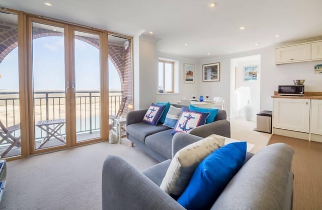 Cet excellent appartement bénéficie d'une des meilleures vues de Wells-next-the-Sea. Il comporte un espace de vie décloisonné avec des portes-fenêtres s'ouvrant sur un super petit balcon et une seconde fenêtre offrant une vue imprenable sur le port, le...