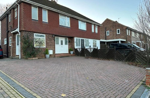 Quebec House - Free Parking and Wifi, 'Comfortable Spacious House Near to Town Centre