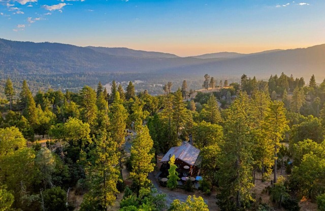 Queen Anne Villa by Bass Lake, 20 min to Yosemite