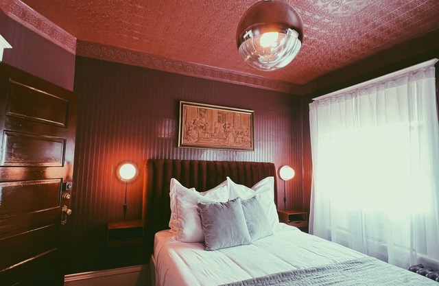 Queen Bed, Private Bath - Rose's Room - Marianna Stoltz House