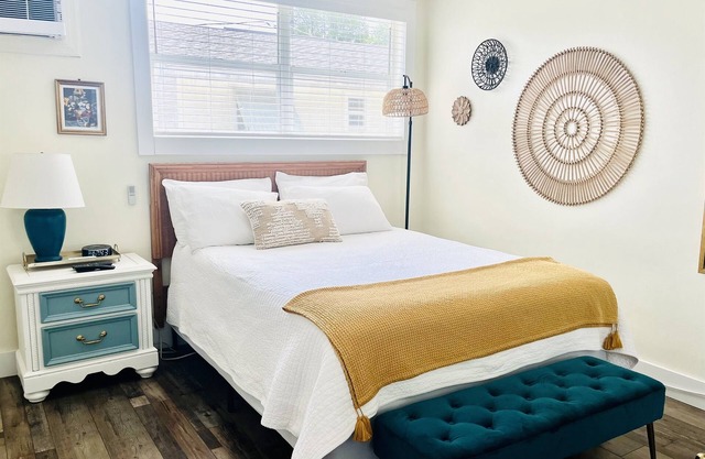 Walkable Studio | Queen Bed Near Bay Area