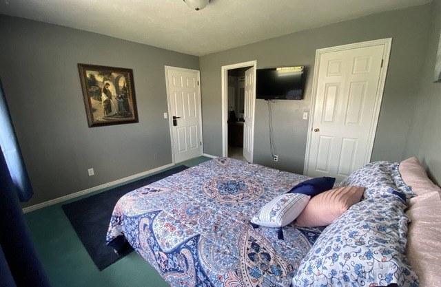 Queen Bed w/ Private Bathroom