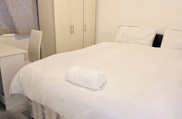 Queen Bedroom In Moston. Located in Moston, 4.6mi from Etihad Stadium.