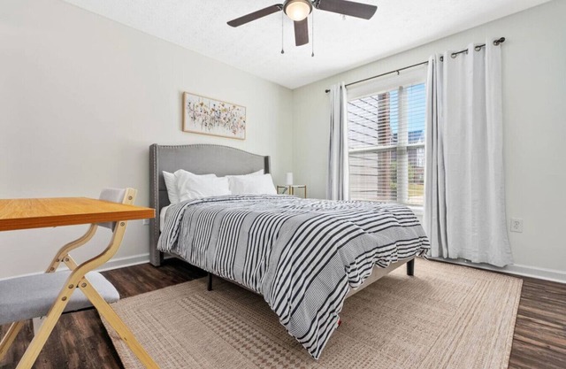 Queen Bedroom inside a 4 BR Condo/New AU Oasis