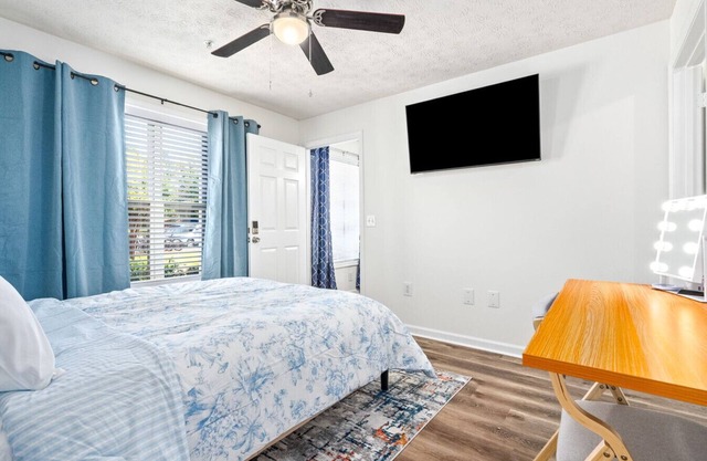 Queen Bedroom inside a 4 BR Condo/New AU Oasis
