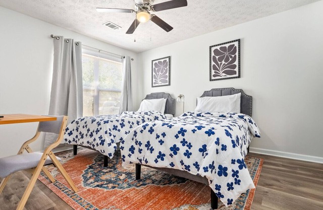 Queen Bedroom inside a 4 BR Condo/New AU Oasis