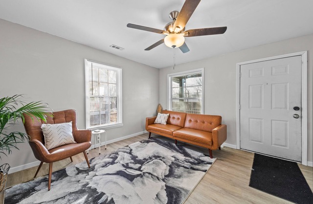 Queen Loft .5 Mile Downtown - HS Internet 55 in TV