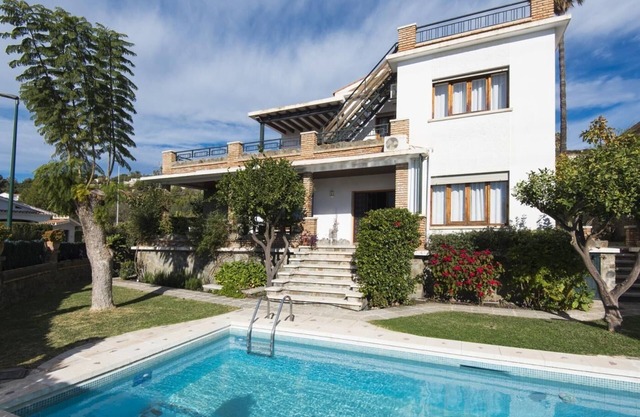 Queen of the ocean Villa: stately style house with pool