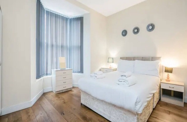 Pass the Keys | Queen of the Suburbs 1BR flat