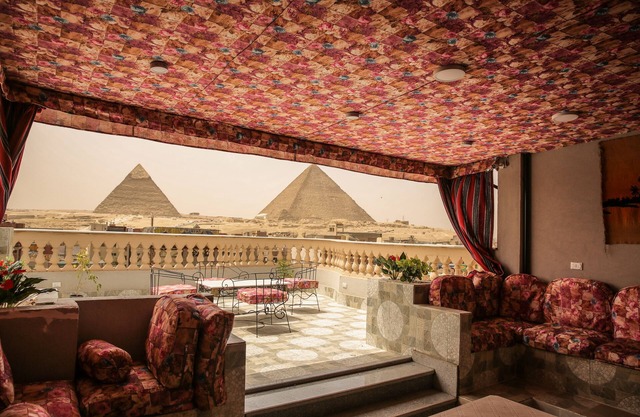 Queen Pyramids View Inn