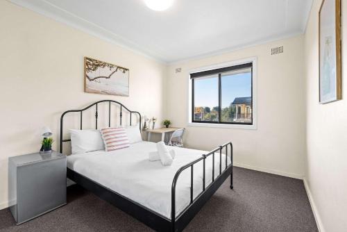 Queen Room in Auburn - Central Stay with Convenience - Shared Bathroom