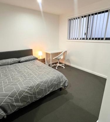 Queen Room in Modern, Guildford House - OR7