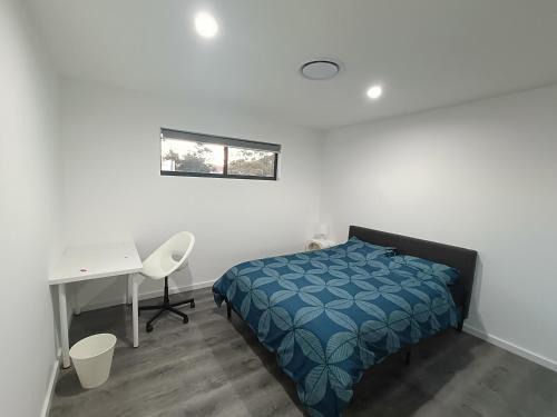 Queen Room in Spacious, Modern House - NR3
