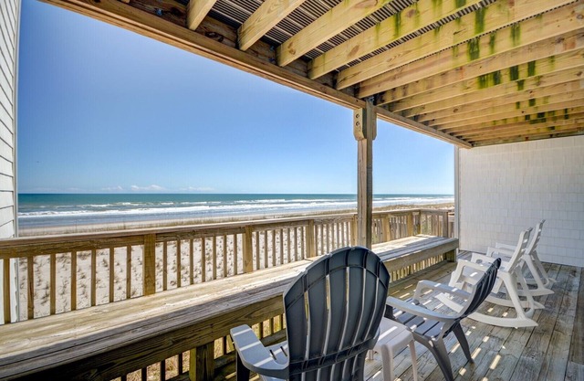 Queen's Grant C-109 Oceanfront Condo - Community Pool, Playground, Day Docks