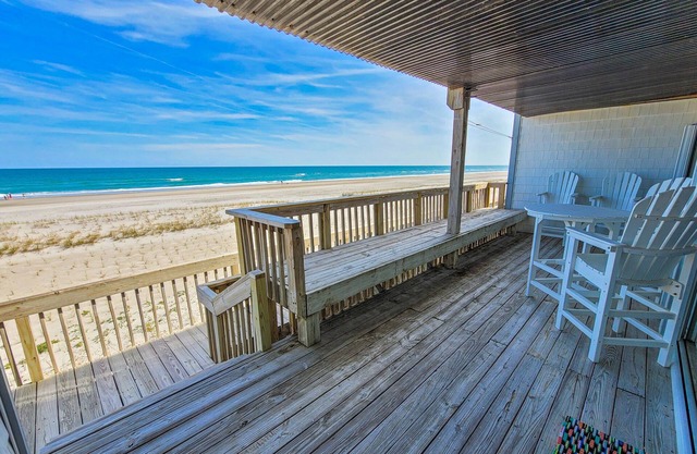 Queen's Grant E-116 - Condo au premier étage avec vue sur la mer, piscine communautaire, bain à remous, rampe de mise à l'eau et accès au quai!