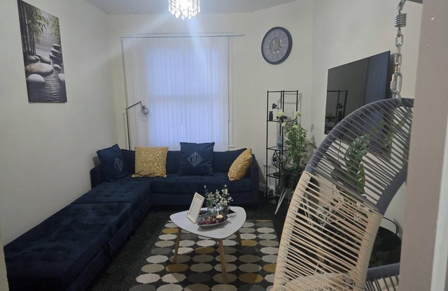 2 Bed - Sleeps 6 - Private Balcony - City Centre