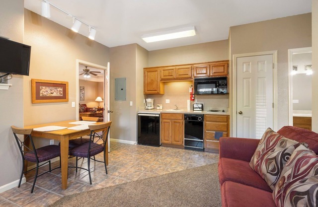Queen Suite with Kitchenette at StoneBridge Village near SDC