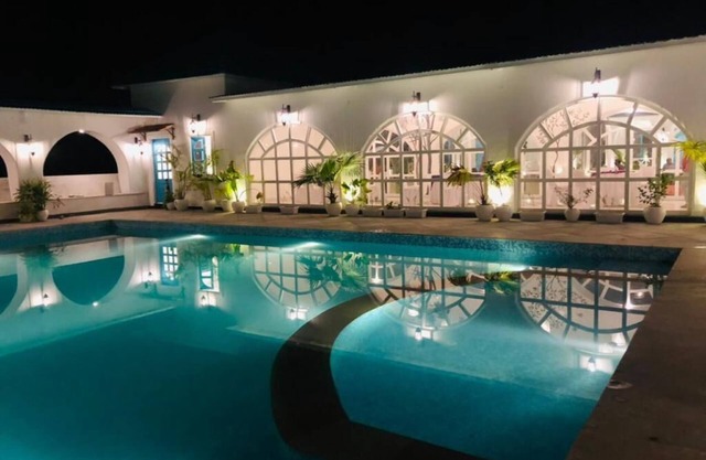 Queen’s Town is a Beautiful Ambient 6 Bedrooms Villa adjoin to Fatehsagar Lake