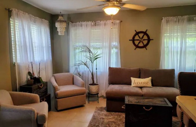 Quiet 1 B/B retreat minutes from the beach located in center of a bird sanctuary