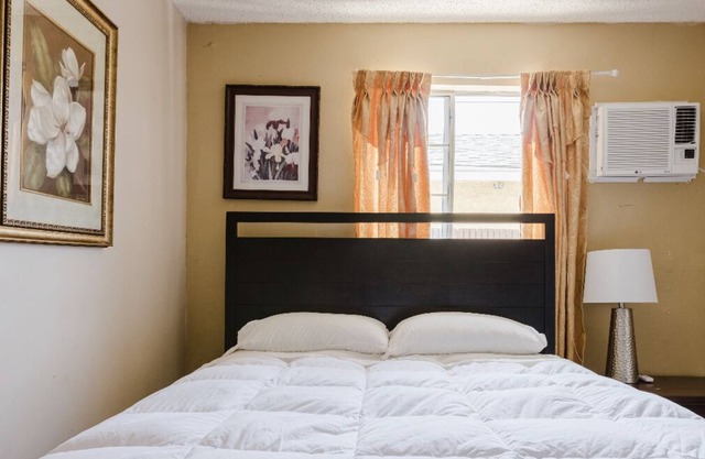 Quiet 1-Bedroom/Shared Bathroom Residential Home